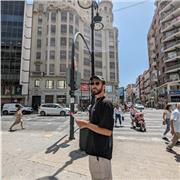 Soy un joven diseñador con ganas de enseñar los conocimientos que he ido adquiriendo a lo largo de mis anos de estudio. Desde la preparación para el acceso a diseño gráfico hasta la psicología del color, ilustración y programas de diseño